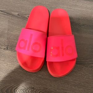 ALO YOGA SLIDES ( HOT PINK)